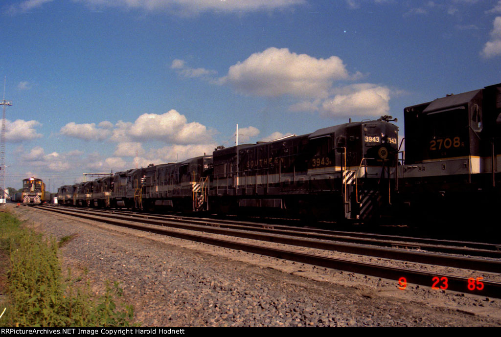 SOU 3943 and others at the fuel rack